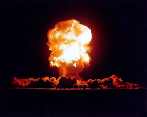 1996年07月30日：中国决定暂停核试验
