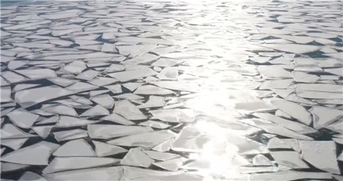 乌伦古湖为什么会出现冰裂现象