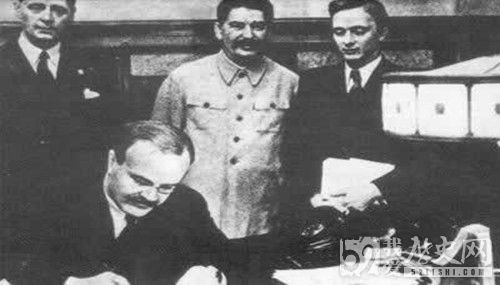 德国与苏联签订《苏德互不侵犯条约》