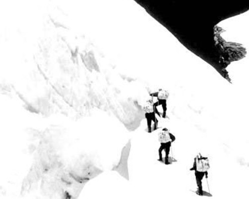 1960年5月25日：红旗插上珠穆朗玛峰