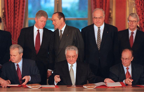 1995年11月21日：代顿协议草签