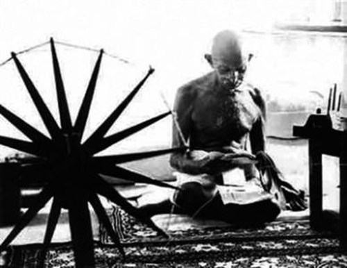 1869年10月2日：甘地出生