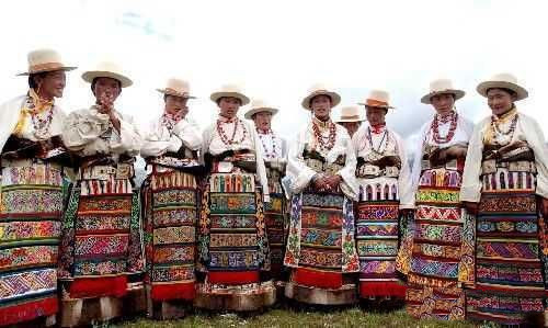 藏族的平民的服饰是什么样的