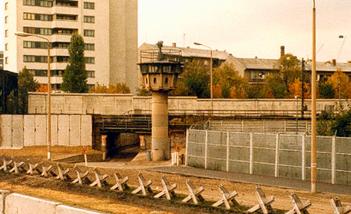 1961年8月13日：柏林墙动工修建