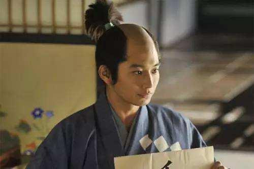 古代日本人为什么把头发中间剃了