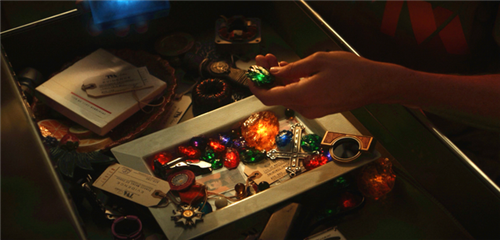 《洛基》第一季抽屉里的宝石是什么
